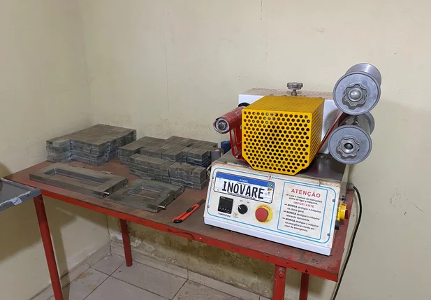 Prensa utilizada para a produção das placas do Mercosul