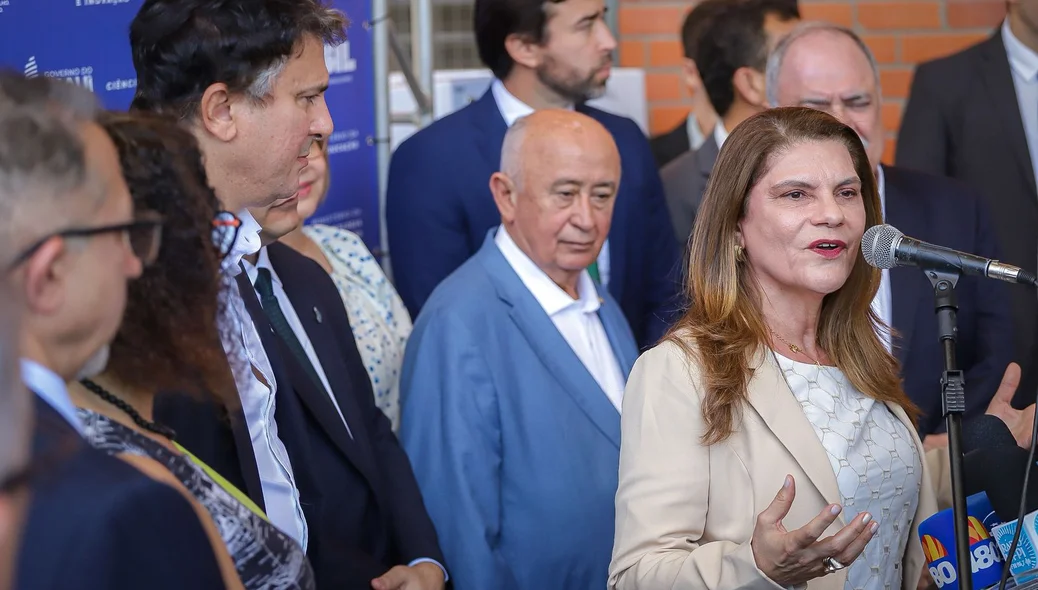 Reitora Nadir Nogueira discursando
