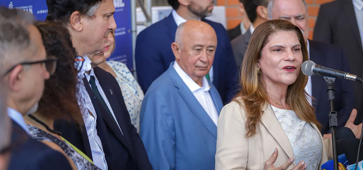 Reitora Nadir Nogueira discursando