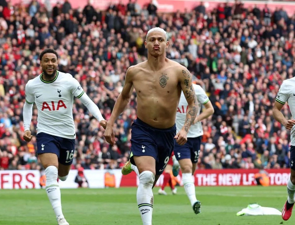 Richarlison encerra jejum, mas Tottenham cede empate ao Manchester United na Premier League