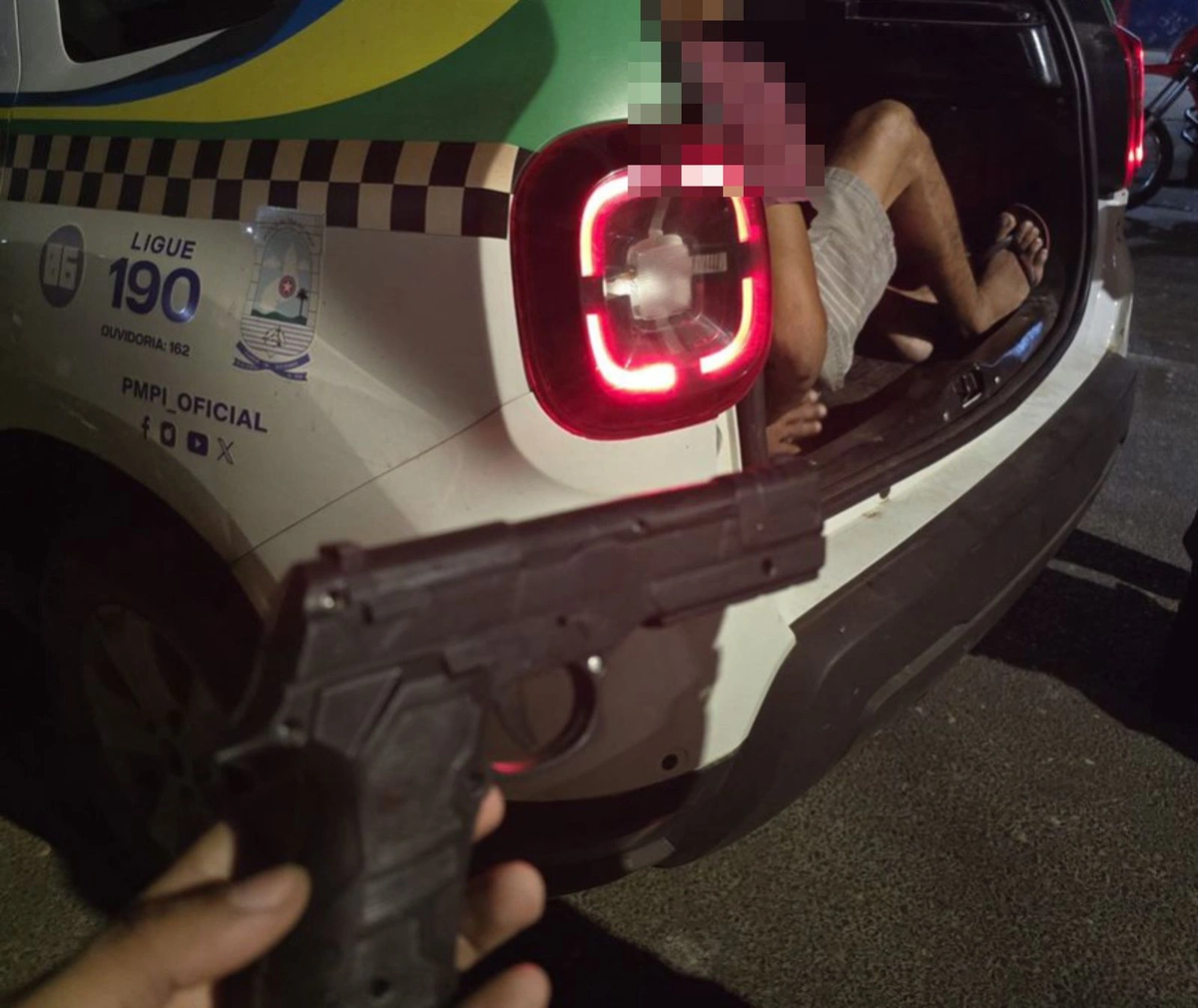 Simulacro de arma de fogo flagrada com o motociclista em Teresina