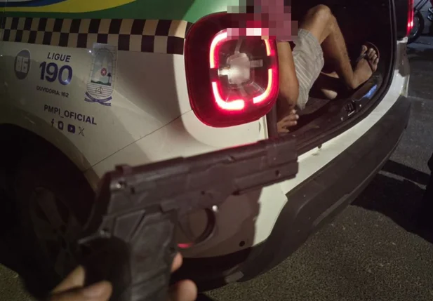 Simulacro de arma de fogo flagrada com o motociclista em Teresina