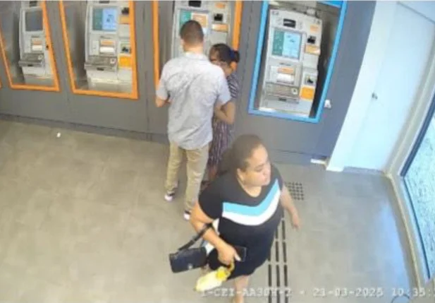 Suspeita foi registrada por câmera de segurança instalada no interior da agência bancária