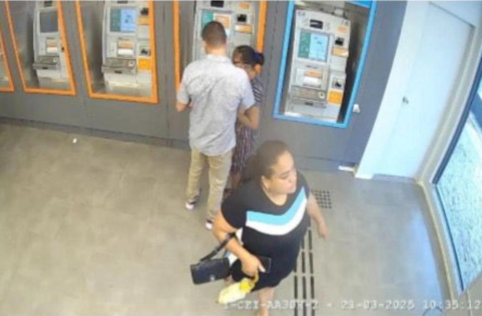Suspeita foi registrada por câmera de segurança instalada no interior da agência bancária