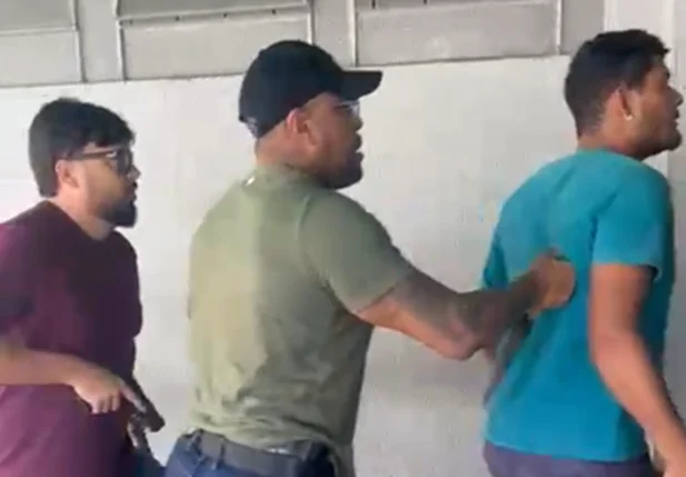 Suspeito foi detido por policiais do DENARC em frente a Central de Flagrantes de Teresina