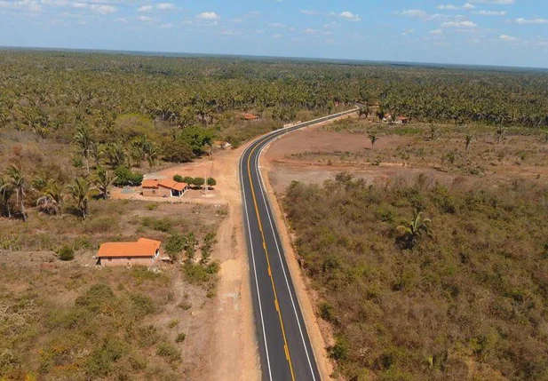 Trecho da BR 222 entre São João do Arraial e Matias Olímpio