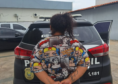 Uma mulher identificada pelas iniciais C.C.S. foi presa em flagrante