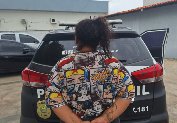 Uma mulher identificada pelas iniciais C.C.S. foi presa em flagrante