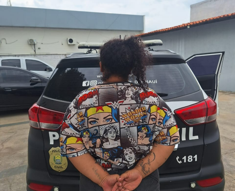 Uma mulher identificada pelas iniciais C.C.S. foi presa em flagrante