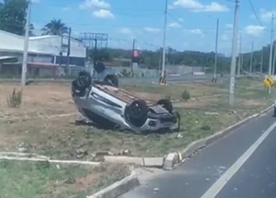 Veículo capotou no canteiro central da BR 343, no bairro Gurupi