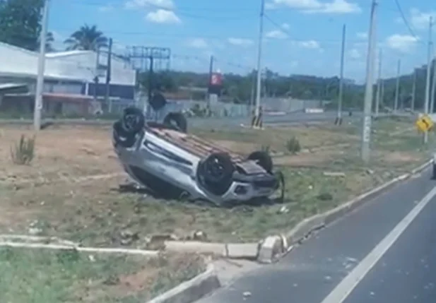 Veículo capotou no canteiro central da BR 343, no bairro Gurupi