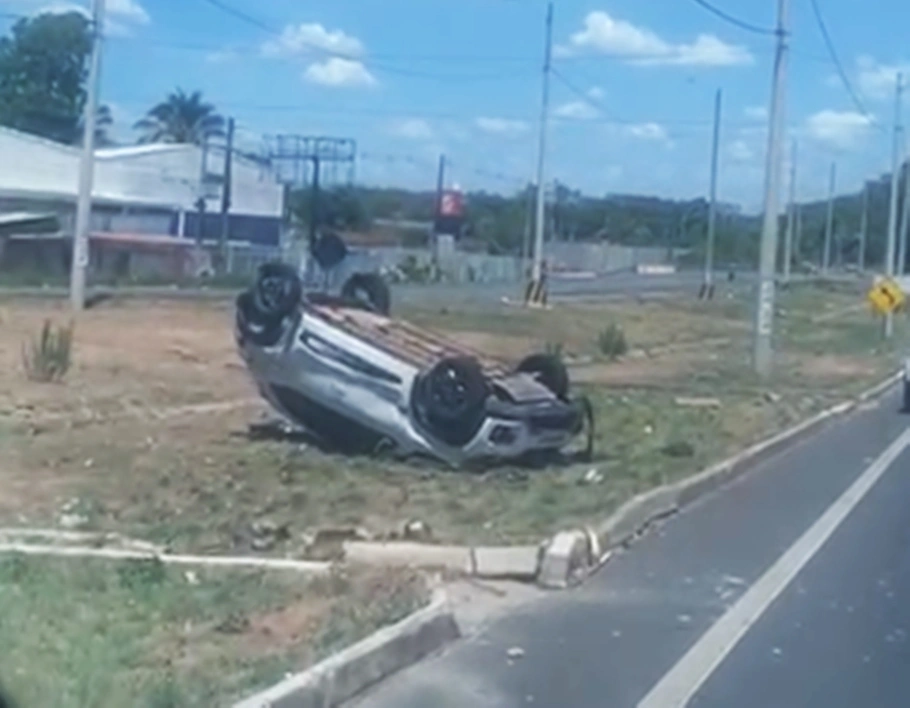 Veículo capotou no canteiro central da BR 343, no bairro Gurupi