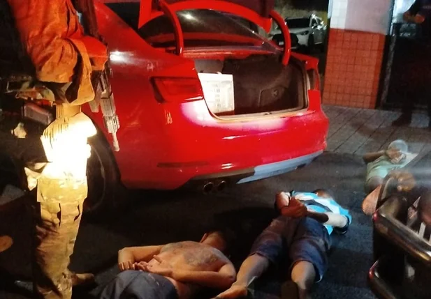 Veículo e trio preso pela PM