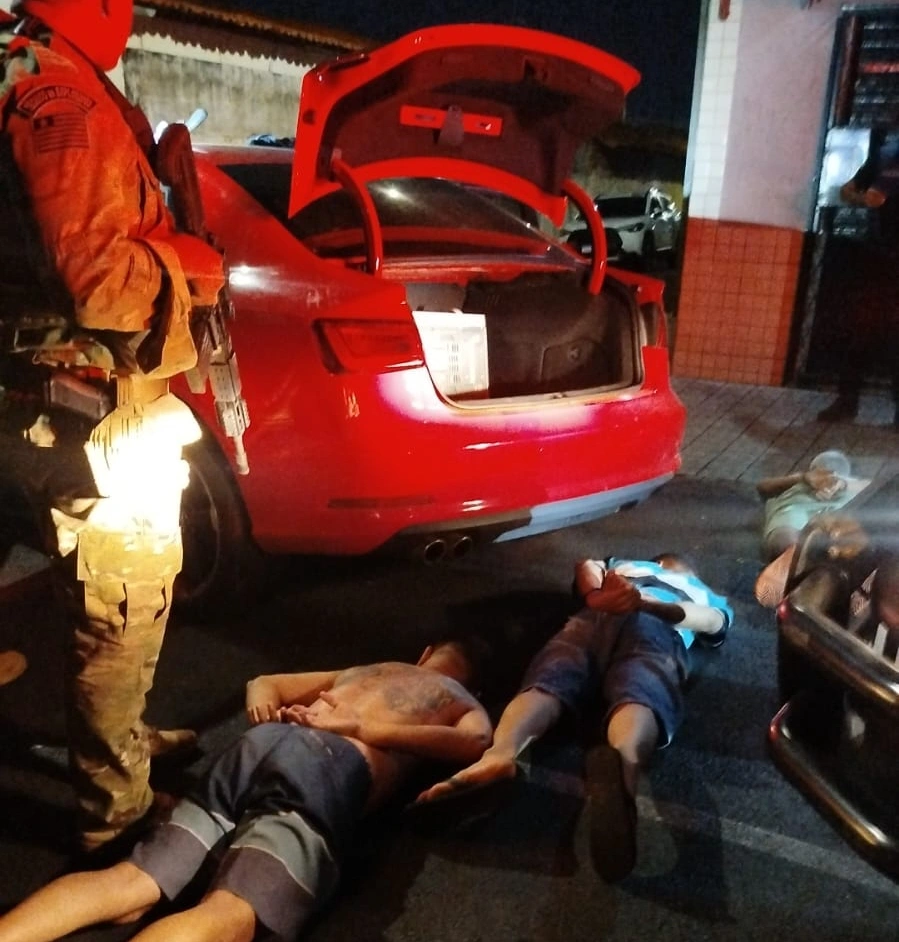 Veículo e trio preso pela PM