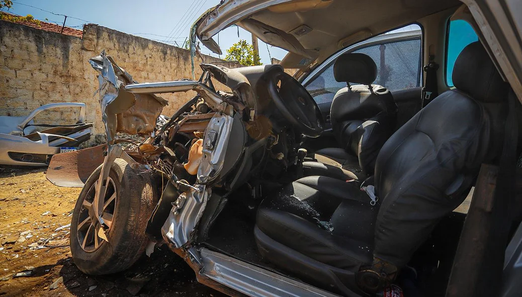 Veículo Fiat Strada ficou destruído