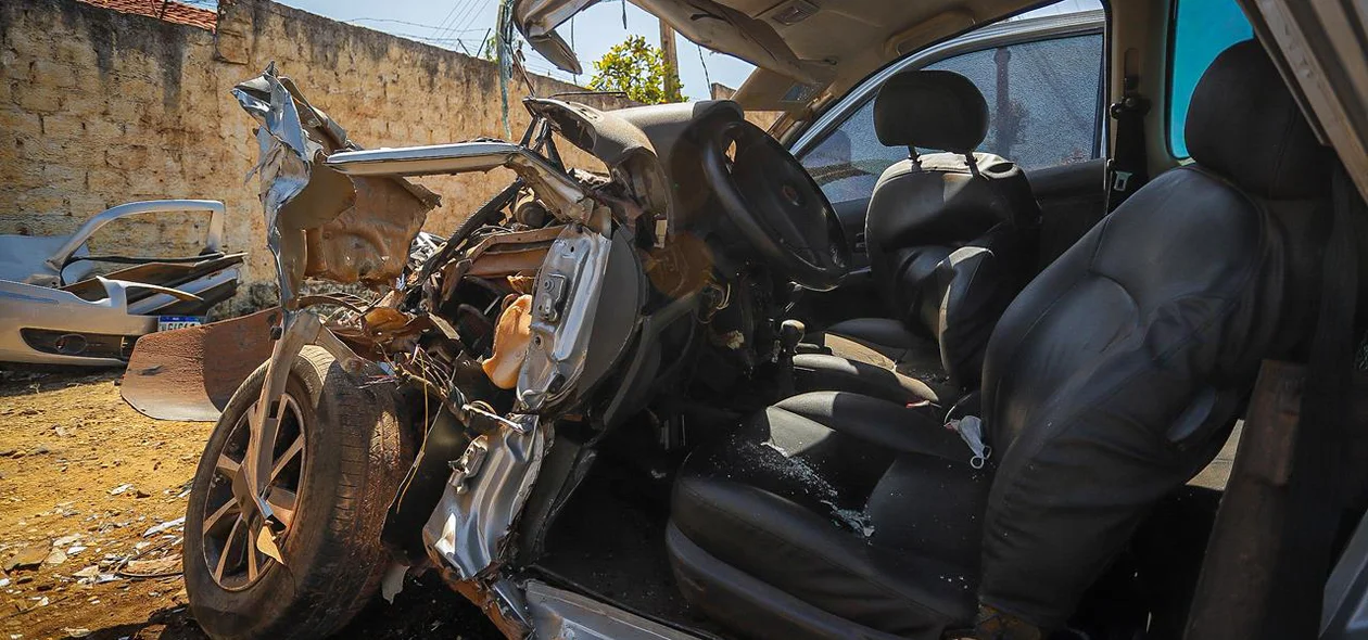 Veículo Fiat Strada ficou destruído