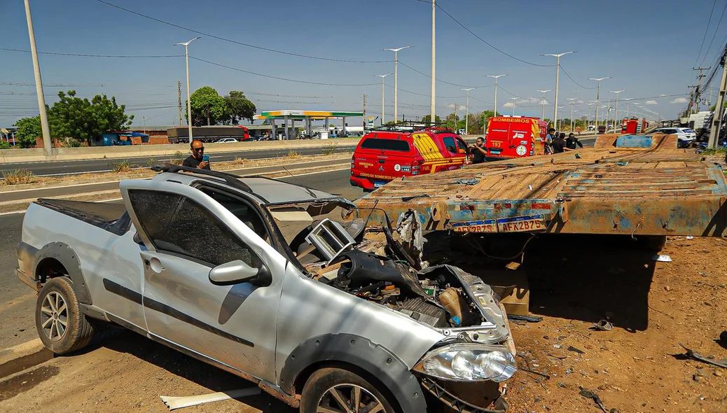 Veículo Fiat Strada ficou destruído