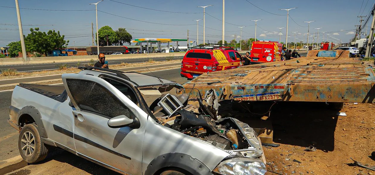 Veículo Fiat Strada ficou destruído