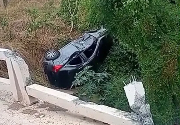 Veículo ficou destruído após cair de ponte em Timon