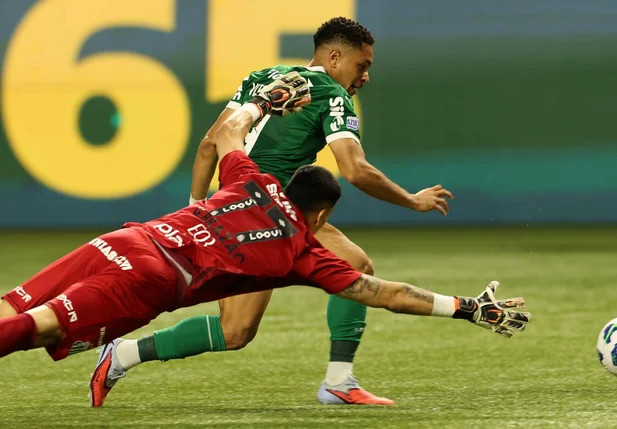 Vitor Roque finta Brazão e finaliza para marcar o primeiro gol do Palmeiras sobre o Santos