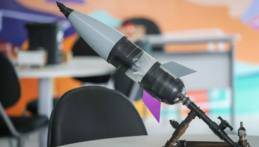 A escola conta com uma estrutura moderna, composta por salas de aula, sala maker, ambientes de inovação, sala gamer e áreas de convivência
