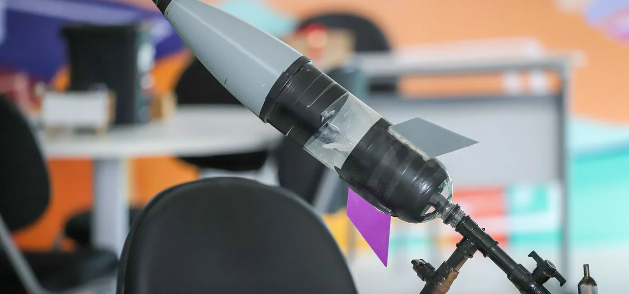A escola conta com uma estrutura moderna, composta por salas de aula, sala maker, ambientes de inovação, sala gamer e áreas de convivência
