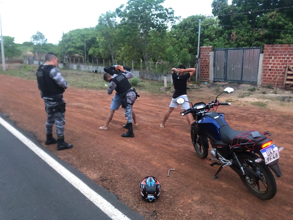 A motocicleta utilizada na prática irregular foi apreendida e encaminhada à Delegacia de Flagrantes