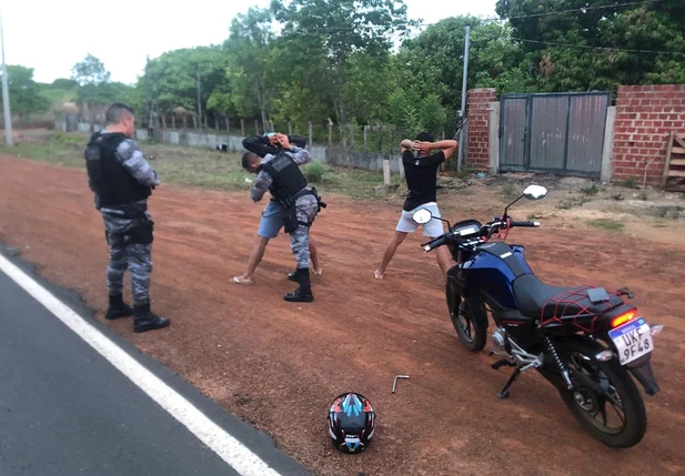 A motocicleta utilizada na prática irregular foi apreendida e encaminhada à Delegacia de Flagrantes