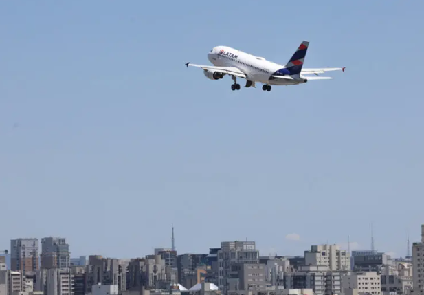 Acordo entre aeronautas e empresas evita greve na aviação