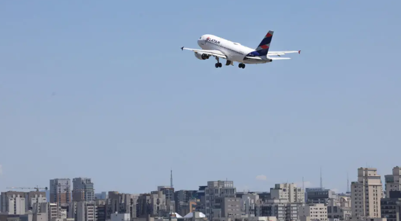 Acordo entre aeronautas e empresas evita greve na aviação