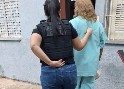 Acusada sendo conduzida pela Polícia Civil
