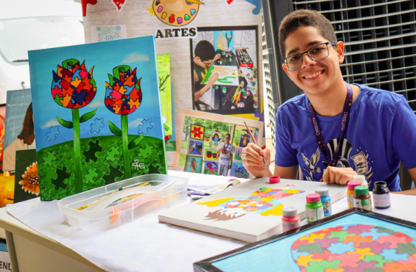 Adriano Gabriel, jovem autista e artista plástico