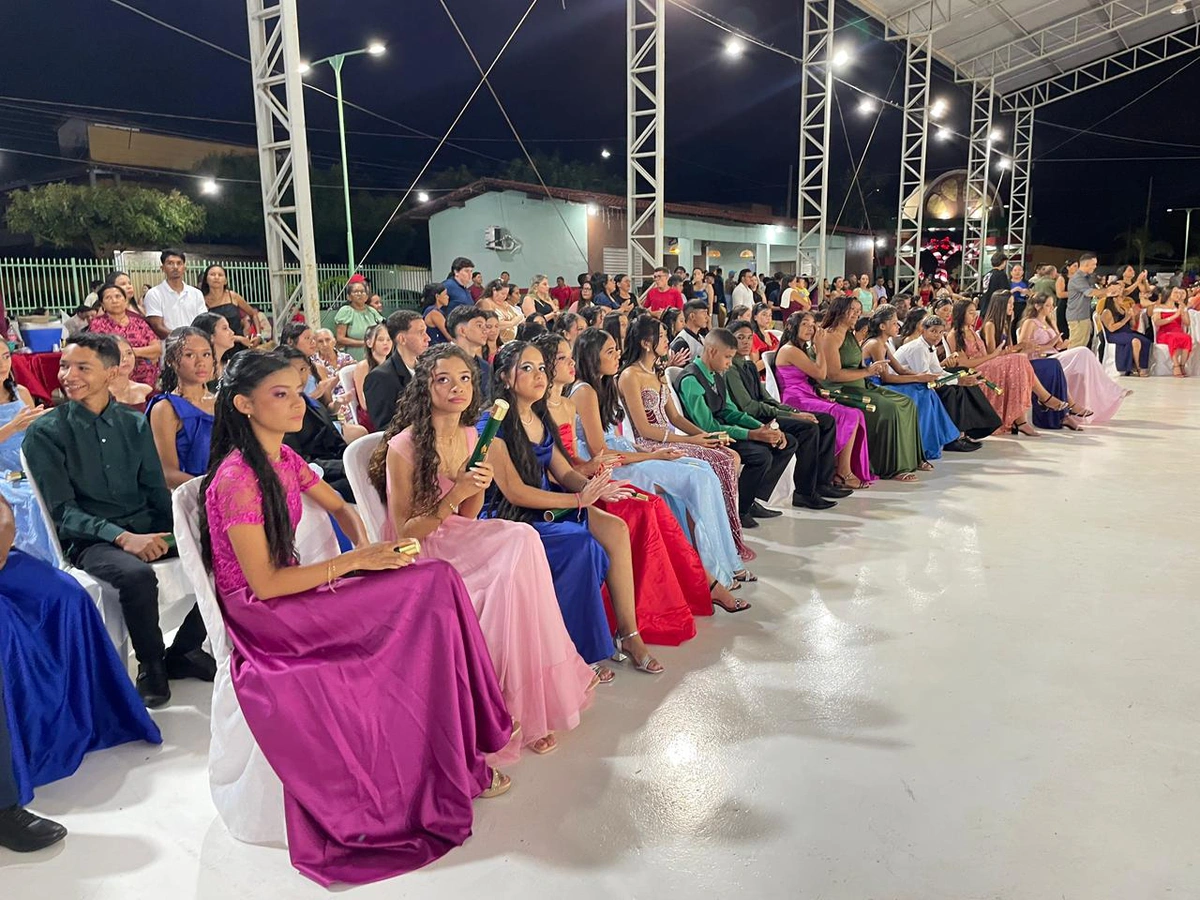Alunos da rede municipal celebram conclusão do Ensino Fundamental