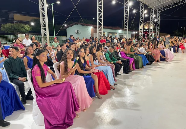 Alunos da rede municipal celebram conclusão do Ensino Fundamental