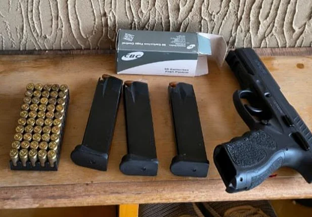 Arma de fogo e munições apreendidas