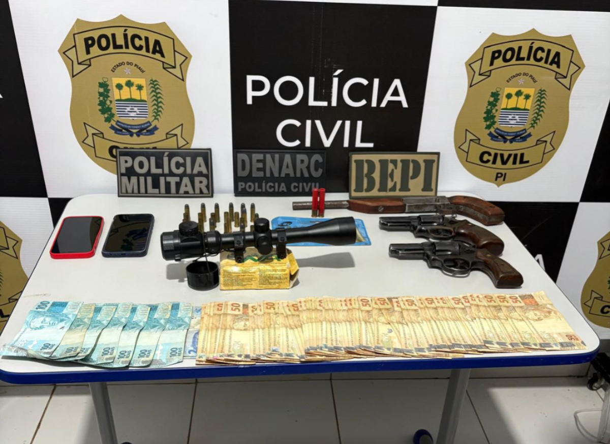 Armas e dinheiro são apreendidos durante operação