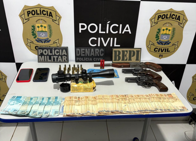Armas e dinheiro são apreendidos durante operação