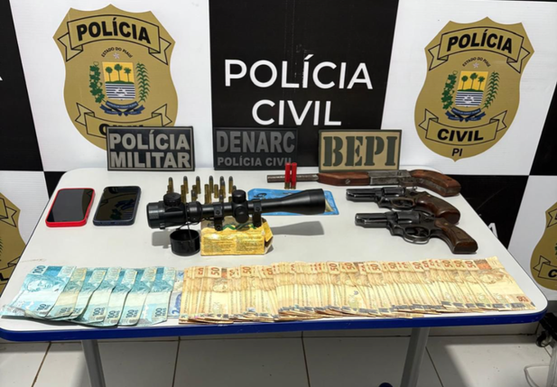 Armas e dinheiro são apreendidos durante operação