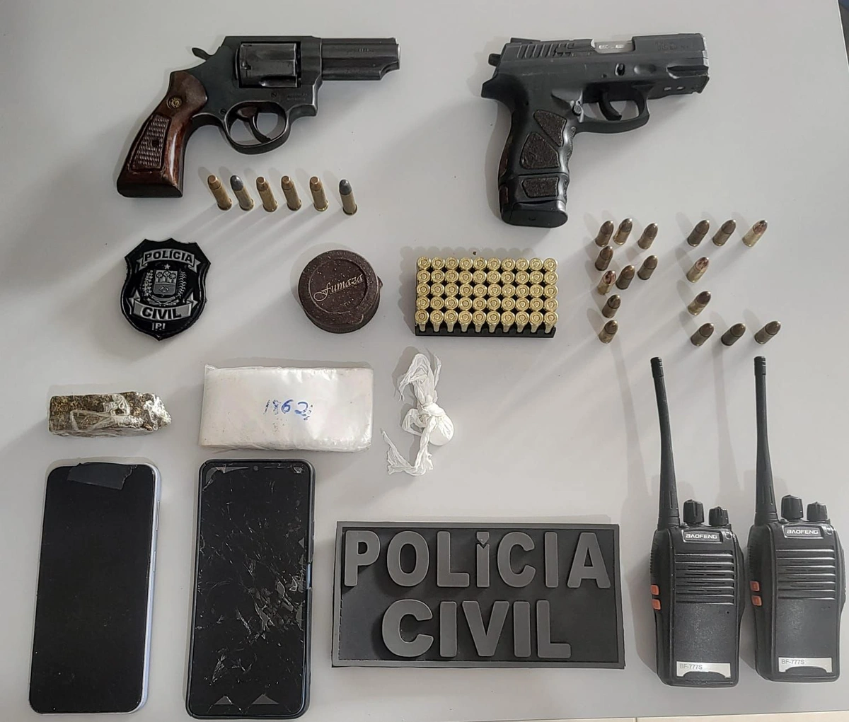 Armas e drogas apreendidas durante operação em Corrente