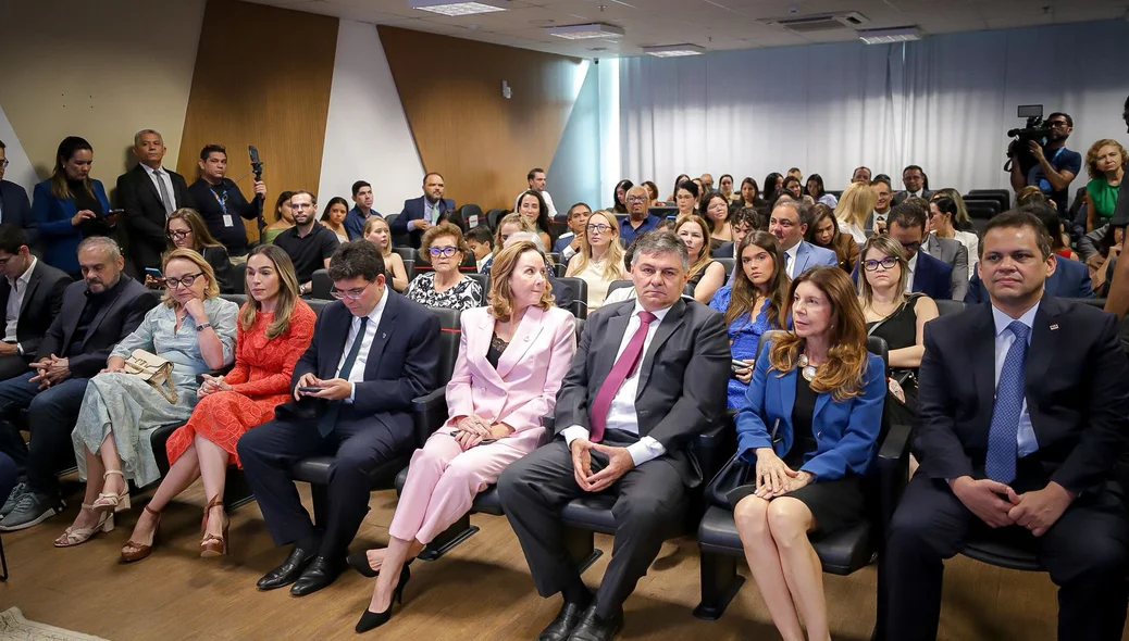 Autoridades presentes na cerimônia