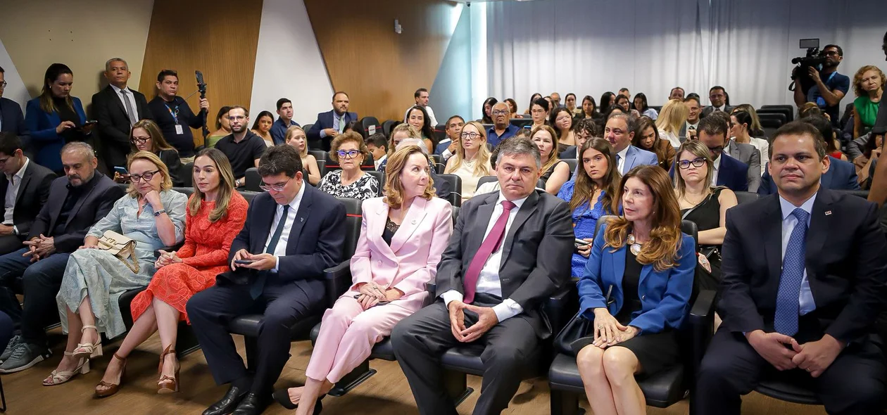Autoridades presentes na cerimônia