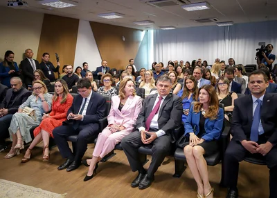 Autoridades presentes na cerimônia
