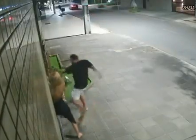 Babal Guimarães agride a namorada em frente a um prédio em Maceió