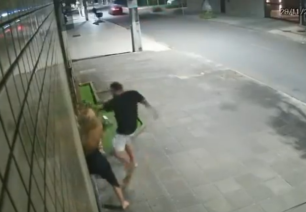 Babal Guimarães agride a namorada em frente a um prédio em Maceió
