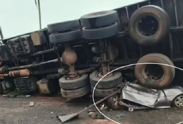 Caminhão tomba sobre carro e deixa quatro mortos em rodovia no interior de São Paulo