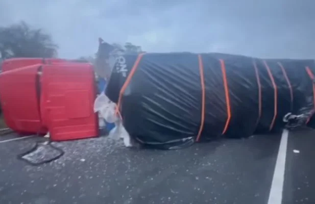 Caminhão tombou na rodovia PI-113