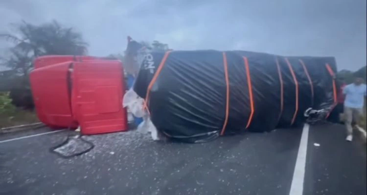 Caminhão tombou na rodovia PI-113
