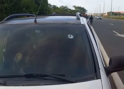 Carro atingido por tiro
