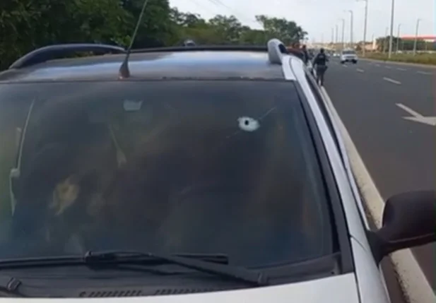 Carro atingido por tiro