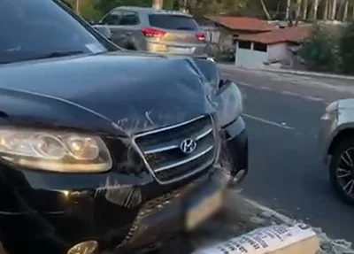 Carro colidiu contra poste na Ponte da Primavera